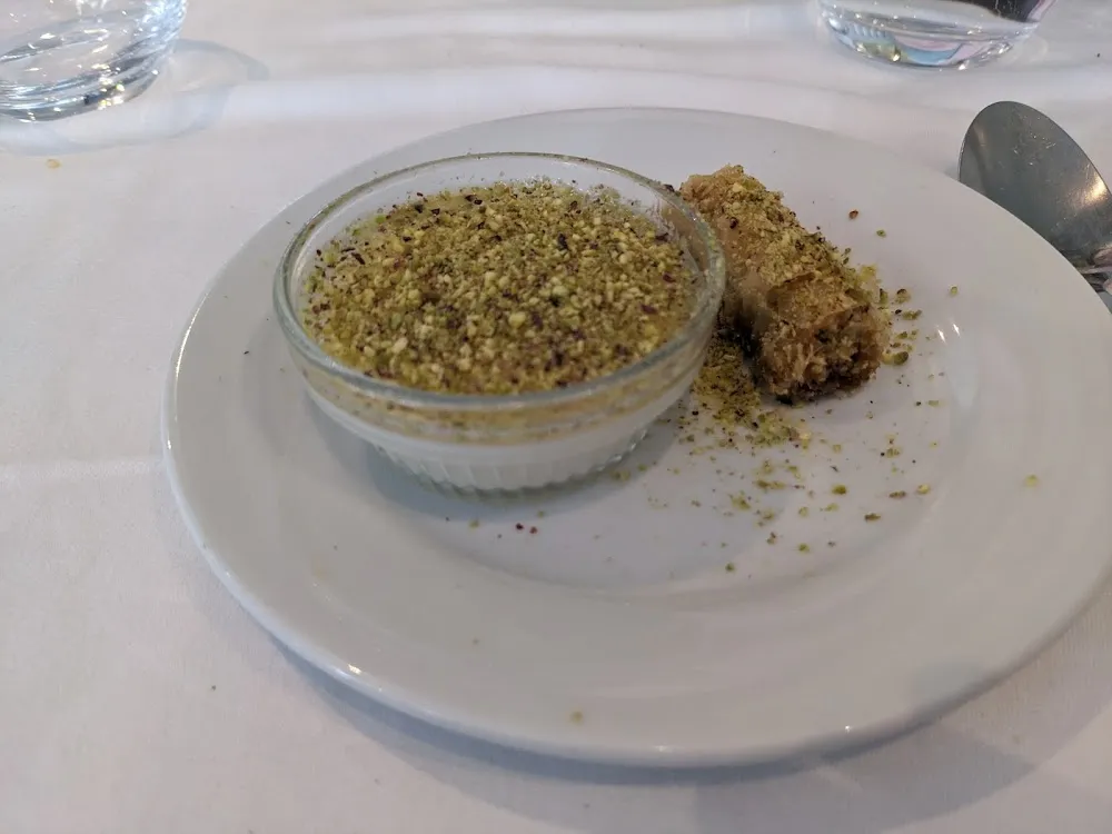 Crème Rose Et Fleurs d'Oranger Avec Baklawa